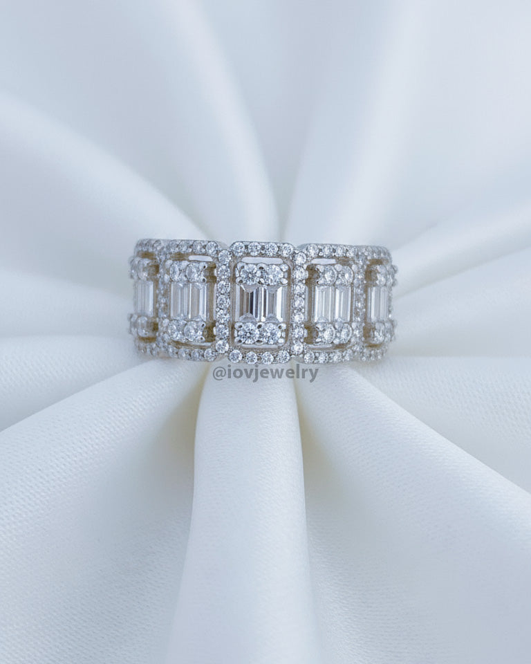 Five units baguettes and round CZ ring.