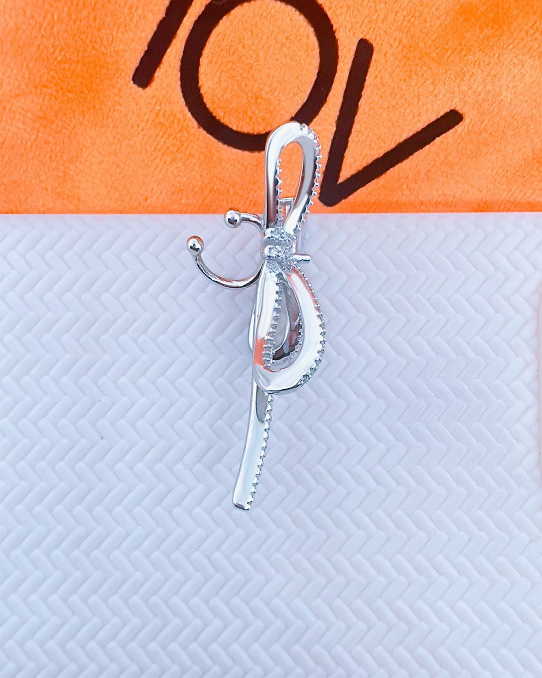 ribbon shape earcuff.