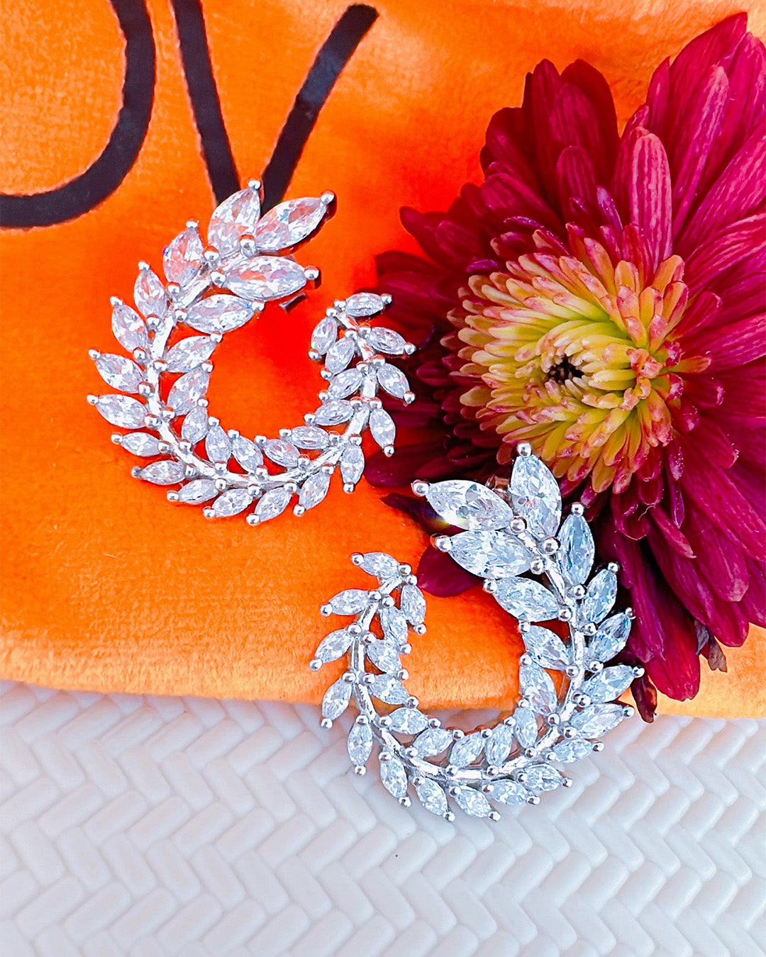 feather marquise shape round earring.