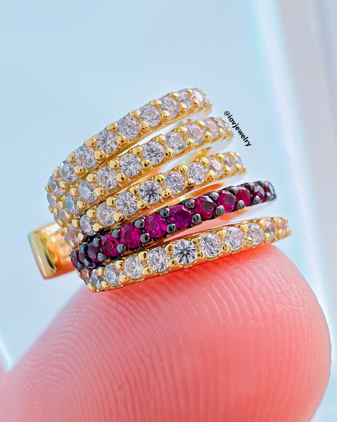 Multilines white and ruby color CZ earcuff.