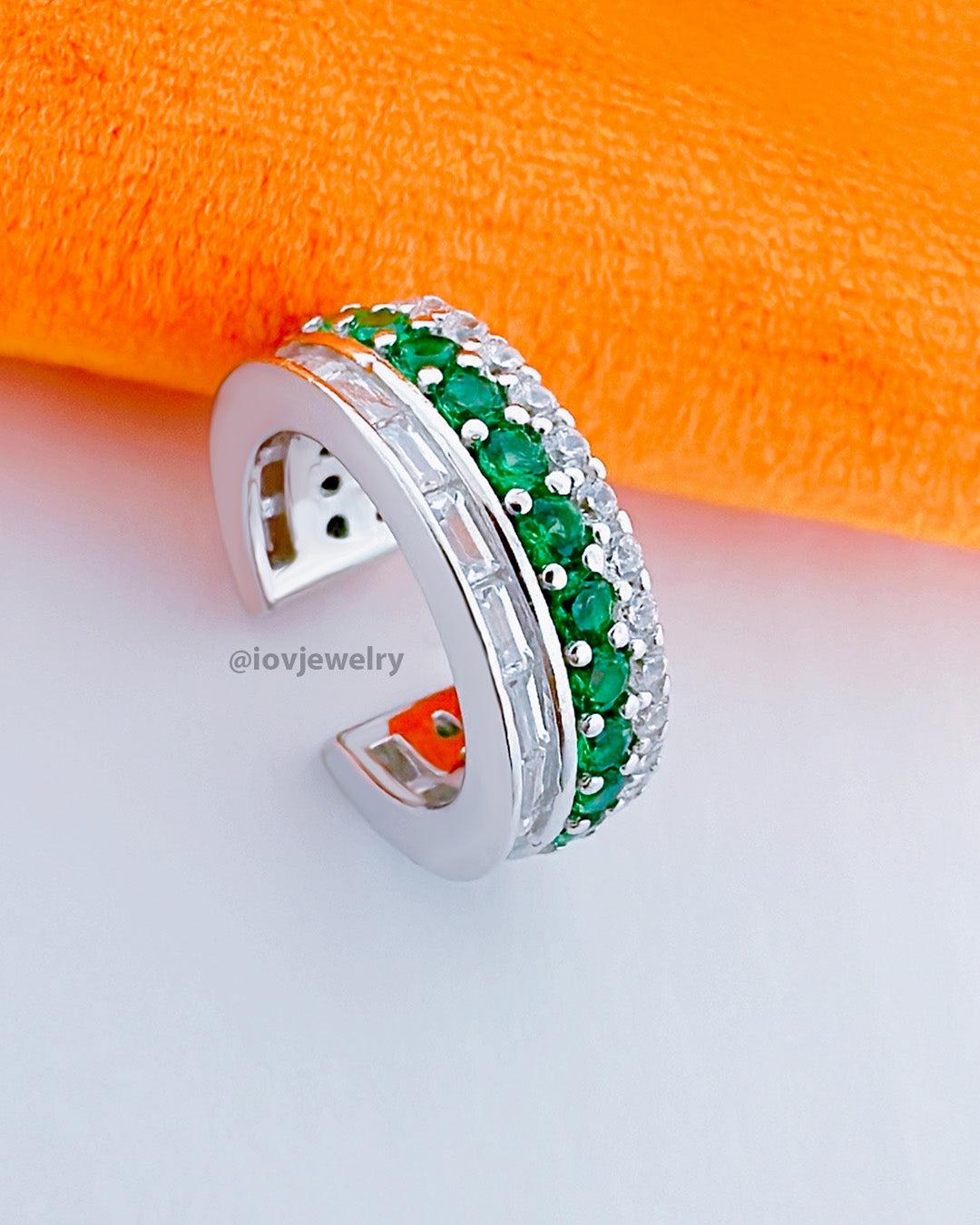 CZ emerlad color and white stones triple line earcuff.