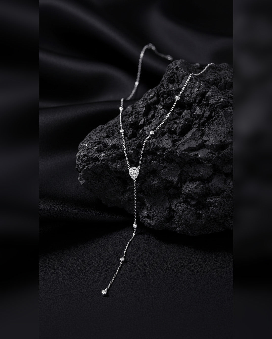 Y model shape of center pear shape in halo setting CZ stone.