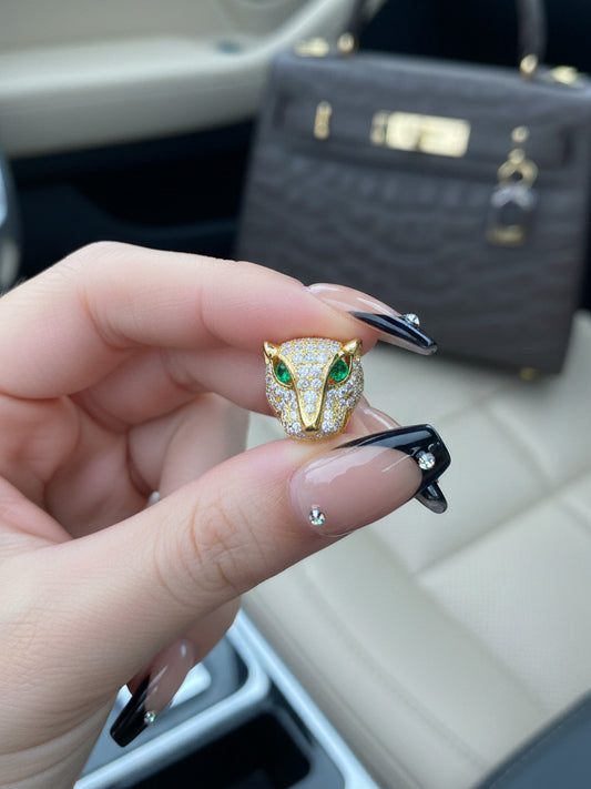 CZ tiger shape with emerald color eyes stud earring.