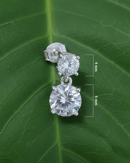 Two graduated round CZ stones stud earring.