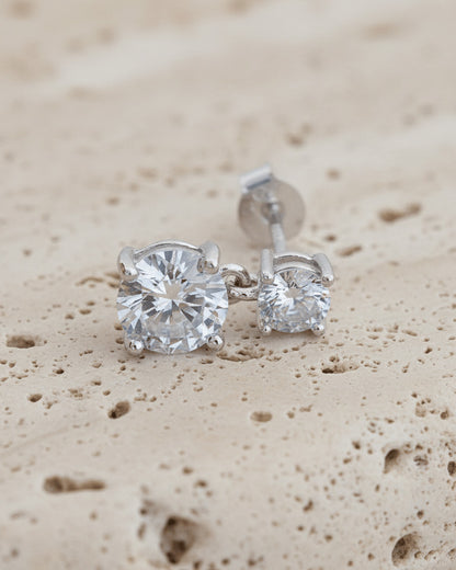 Two graduated round CZ stones stud earring.