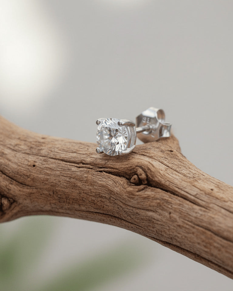 Round CZ stud classic setting of four prongs stud earrings.