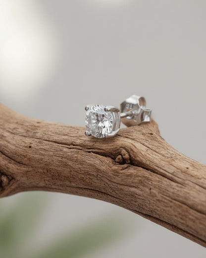 Round CZ stud classic setting of four prongs stud earrings.
