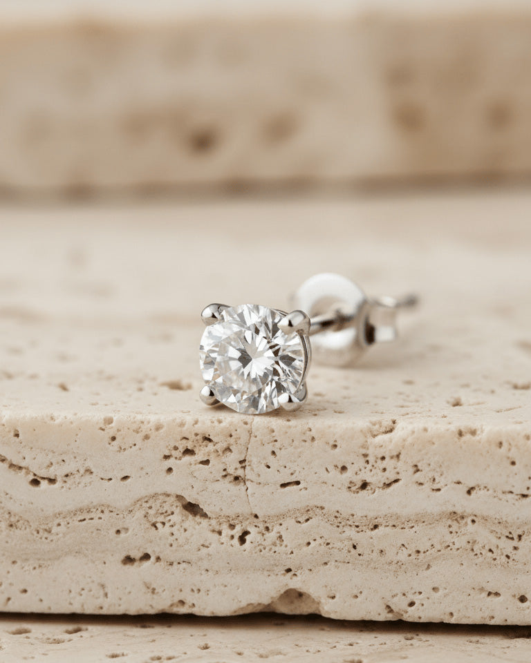 Round CZ stud classic setting of four prongs stud earrings.