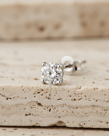 Round CZ stud classic setting of four prongs stud earrings.
