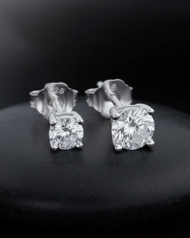 Round CZ stud classic setting of four prongs stud earrings.