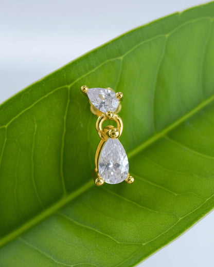 tiny two stones of pear shape stud earring.