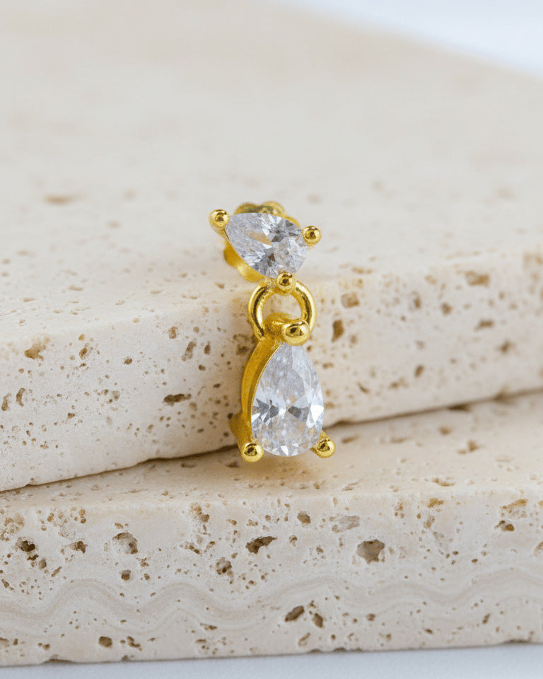 tiny two stones of pear shape stud earring.