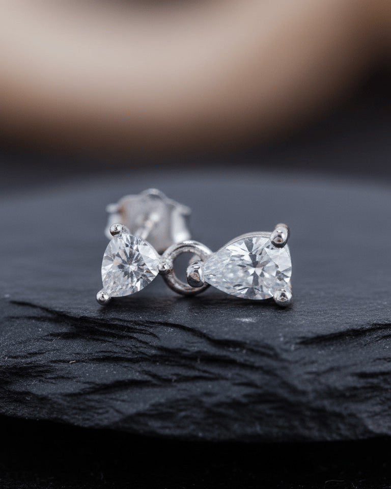 tiny two stones of pear shape stud earring.