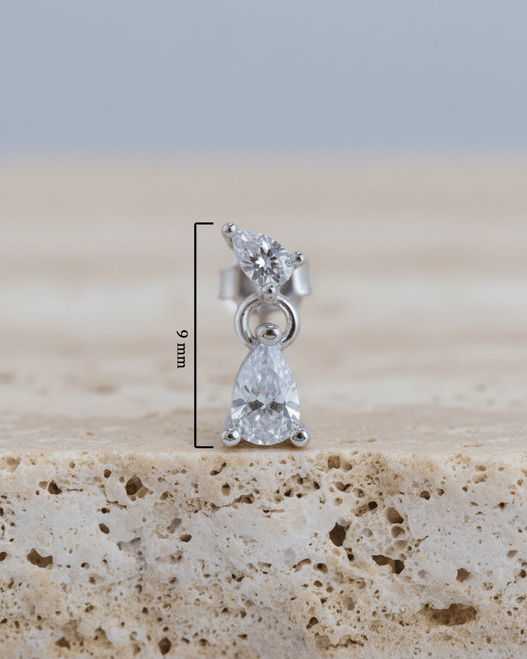 tiny two stones of pear shape stud earring.