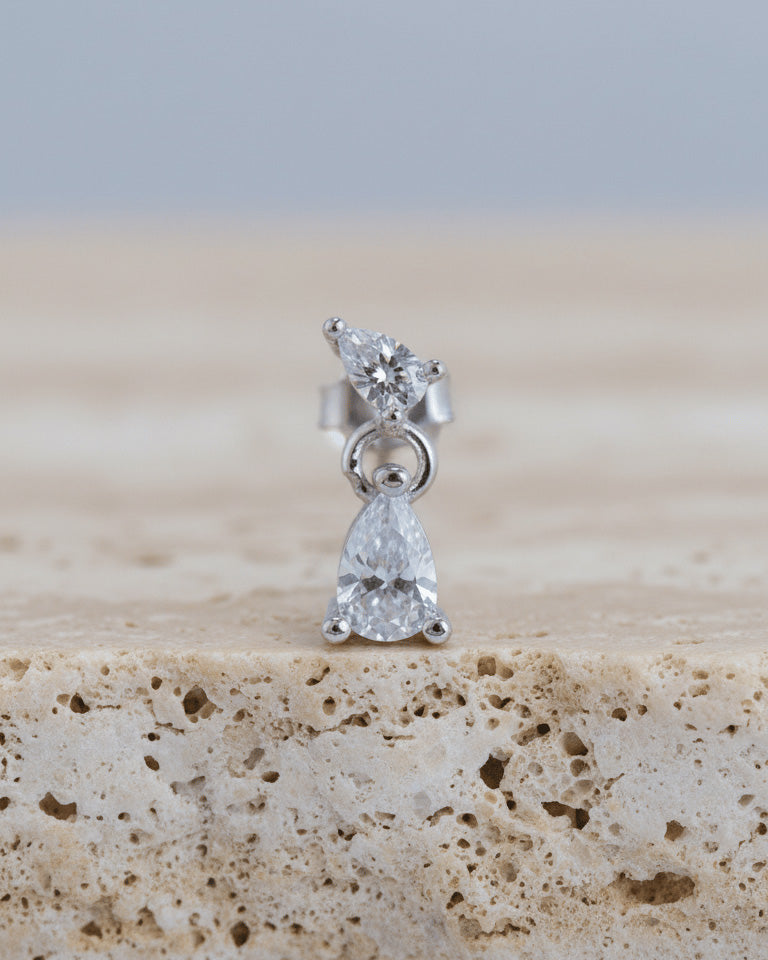 tiny two stones of pear shape stud earring.