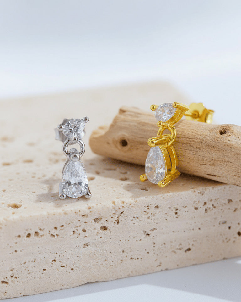 tiny two stones of pear shape stud earring.