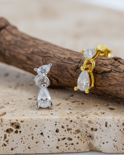 tiny two stones of pear shape stud earring.