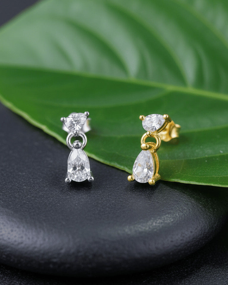 tiny two stones of pear shape stud earring.
