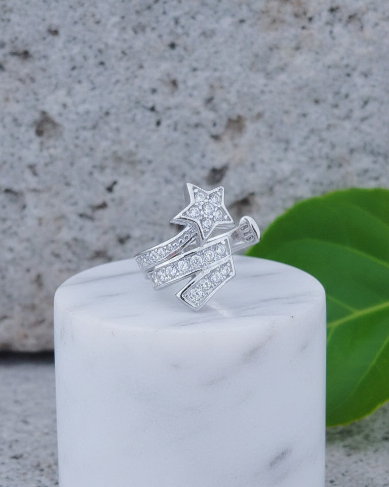 Star shape ear-cuff.