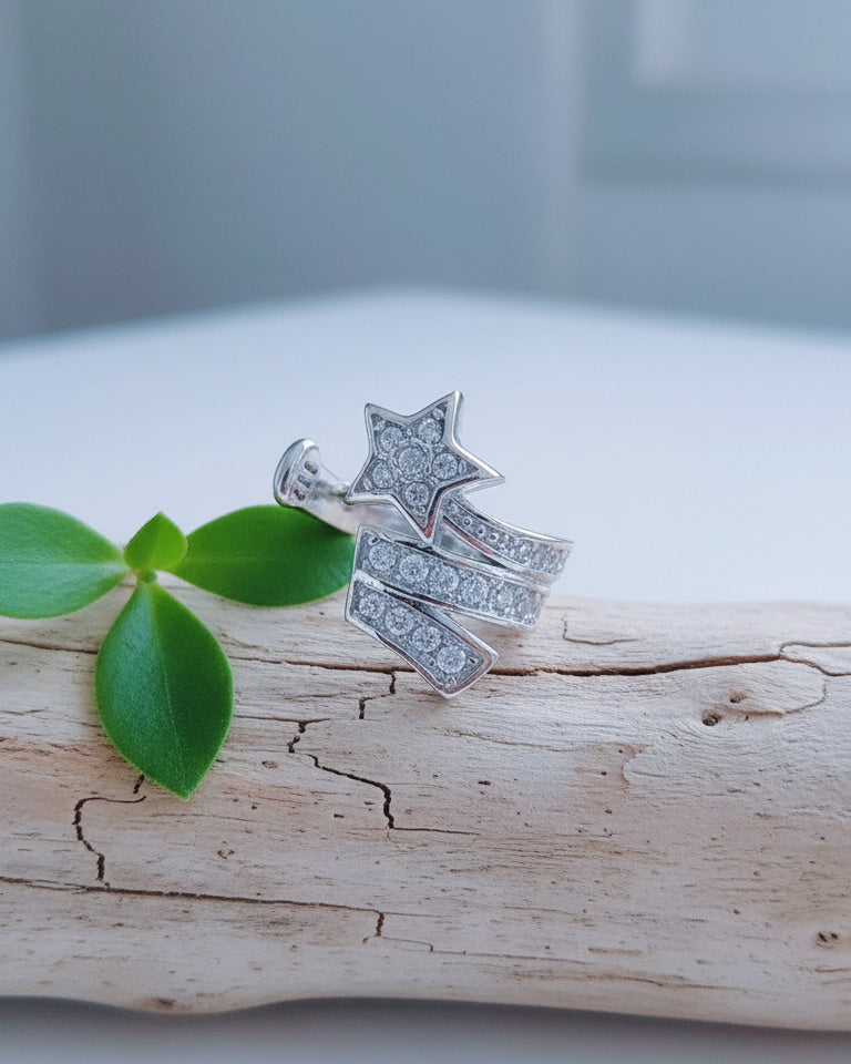 Star shape ear-cuff.