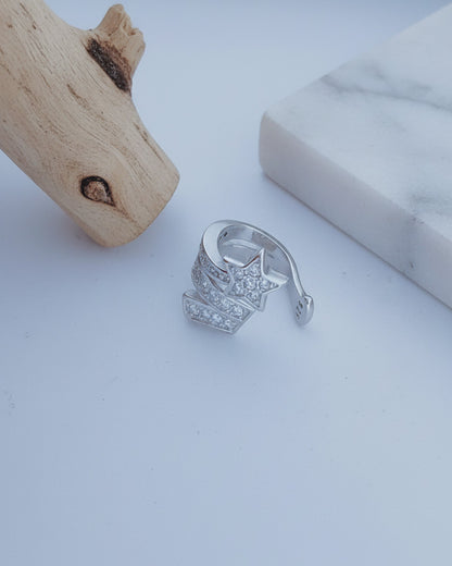 Star shape ear-cuff.